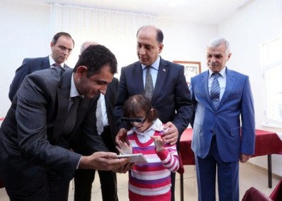 Amasya'da Engelli Öğrencilere Tablet İle İnteraktif Gözlük Dağıtıldı