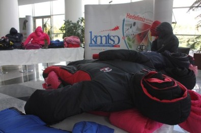 Kahramanmaraş'ta Öğrencilere Kışlık Giyecek Yardımı