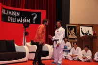 KOMEDYEN - Şizofren Komedyen Güldürdü