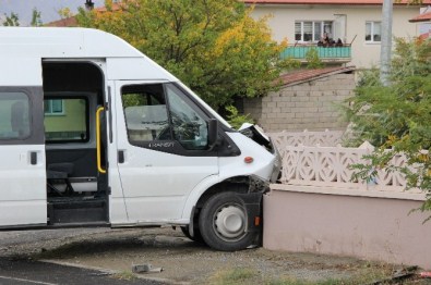 Erzincan'da İki Öğrenci Servisi Çarpıştı Açıklaması 1'İ Şoför 5 Öğrenci Yaralandı