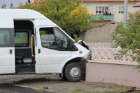 ÖĞRENCİ SERVİSİ - Erzincan'da İki Öğrenci Servisi Çarpıştı Açıklaması 1'İ Şoför 5 Öğrenci Yaralandı