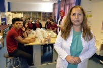 SAĞLIK MESLEK LİSESİ - Fedakar Öğretmenler Öğrencileri İçin Canlı Manken Oldu