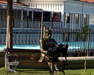 BARıŞ SELÇUK - Heykelin Kucağında Unutulan Çanta Paniğe Yol Açtı