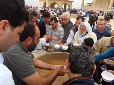 Saçaklızade Vakfı'ndan 15 Bin Kişiye Aşure İkramı