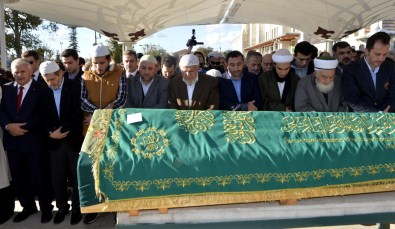 Erbakan'ın Yeğeni Özek'in Cenazesi Toprağa Verildi