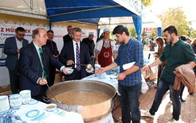 Gaziantep Üniversitesi Öğrencilere Aşure Dağıttı.