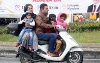 Motosiklette Aile Boyu Tehlikeli Yolculuk