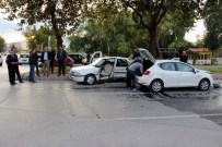 Otomobiller Çarpıştı Açıklaması 2 Yaralı
