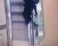 Rusya'da Yürüyen Merdivende Oynayan Kız İkinci Kattan Düştü