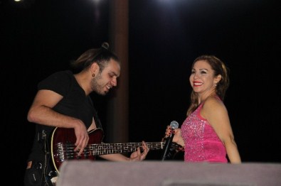 Zeynep Dizdar, İskenderun'da Hayranlarıyla Buluştu