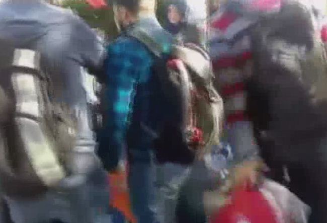 İzmir'de AK Parti standına saldırı