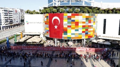 92 Metrekarelik Kumaşa 92. Yıla Özel Ebru İle Türk Bayrağı Yansıtıldı