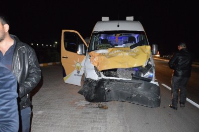 AK Parti Seçim Minibüsü Kaza Yaptı Açıklaması 5 Yaralı