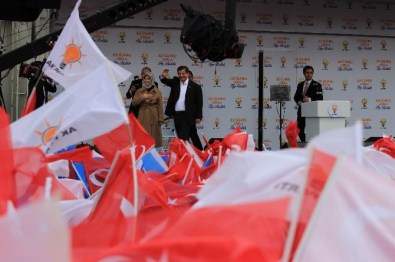 Başbakan Davutoğlu Diyarbakır Mitingi Öncesinde Beyaz Güvercin Uçurdu