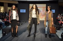 SİMGE TERTEMİZ - Cumhuriyet Bayramı'nda Ünlü Mankenlerin Defilesi