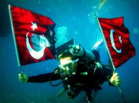 Cumhuriyet Coşkusunu Deniz Dibine Taşıdılar