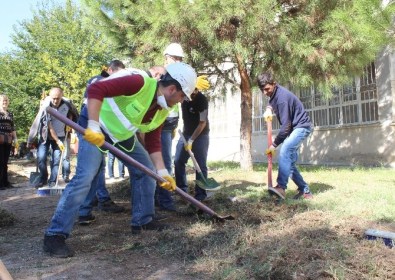 Fabrika'da Genel Müdürü Okulda Hizmetli Ve Çöpçü