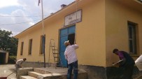 NEDIM AKMEŞE - Fedakar Baba Köy Okulunu Kendi İmkanlarıyla Boyadı