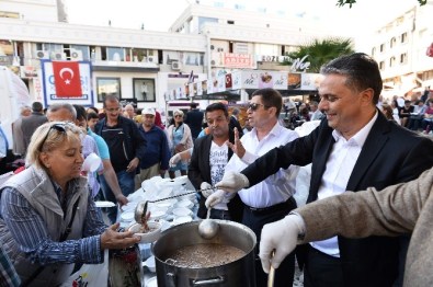 Muratpaşa Belediyesi Aşure Dağıttı