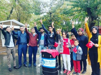 Ülkücülerden, Vatandaşlara Türk Bayrağı