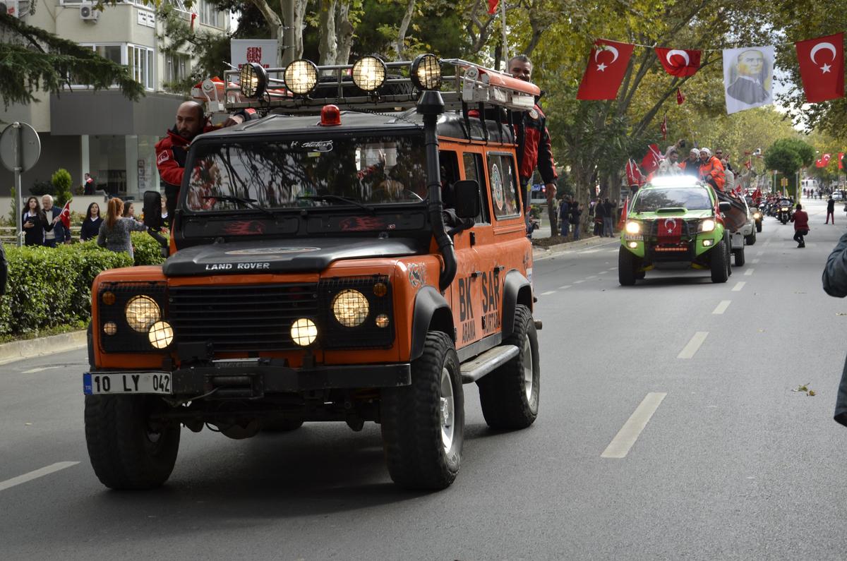 Köprüde 'Barışla Cumhuriyet' konvoyu