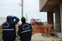 AHMET ÇAKAR - Başına Tuğla Dolu Sepet Düştü