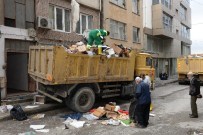 Bursa'da İki Evden 15 Kamyon Çöp Çıktı