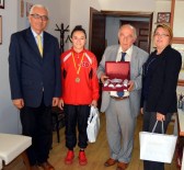 AHMET ARABACı - Gazeteciler Cemiyeti, Şampiyon İlknur Gedik'i Altınla Ödüllendirdi