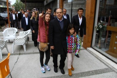 Bakan Kılıç'a Seçim Gezilerinde Aile Desteği