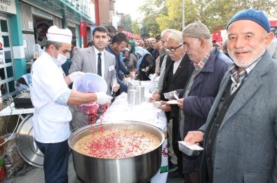 Sancaktar Derneği, Niğdeli Vatandaşlara Aşure İkram Etti