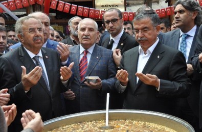 TBMM Başkanı Yılmaz, Vatandaşlara Aşure Dağıttı