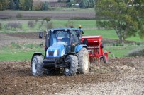 AK Partili Eker Traktör Başında