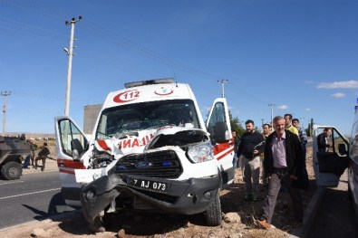 Ambulans İle Polis Aracı Çarpıştı