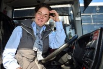 BİLGİSAYAR TEKNOLOJİSİ - Belediye Otobüsünün Bayan Şoförüne Yoğun İlgi