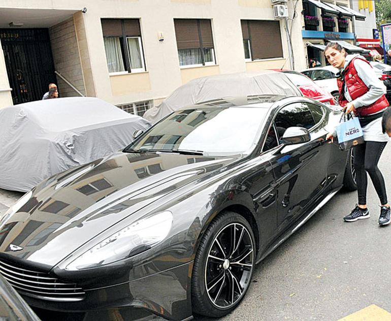 Gökhan Gönül, eşi Hatice Gönül’e otomobil aldı