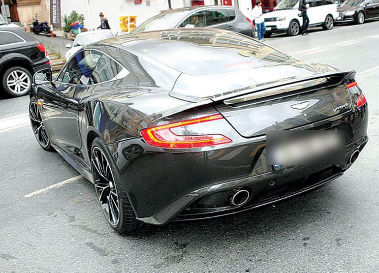 Gökhan Gönül, eşi Hatice Gönül’e otomobil aldı