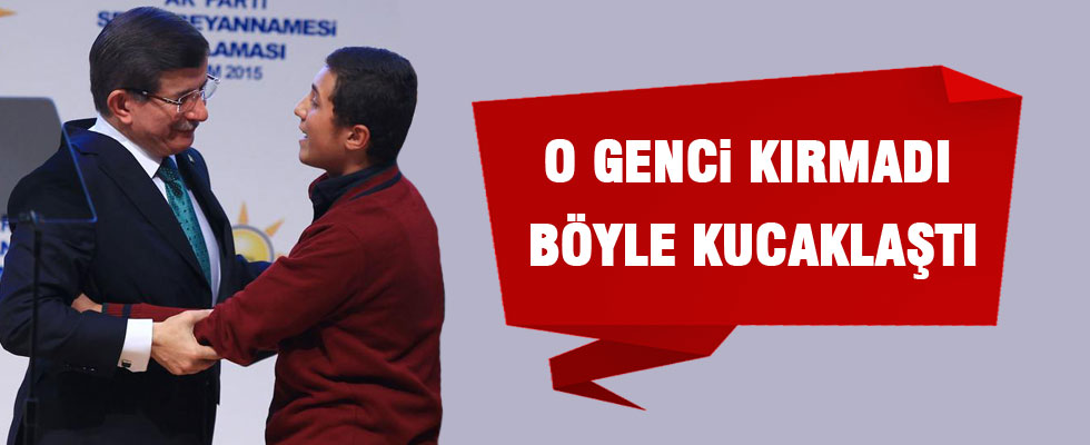Kürsüye gelen gençle böyle kucaklaştı