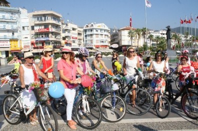 Marmaris'te Süslü Kadınlar Bisikletle Turladı