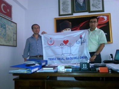Burhaniye'de Köy Okuluna Beyaz Bayrak