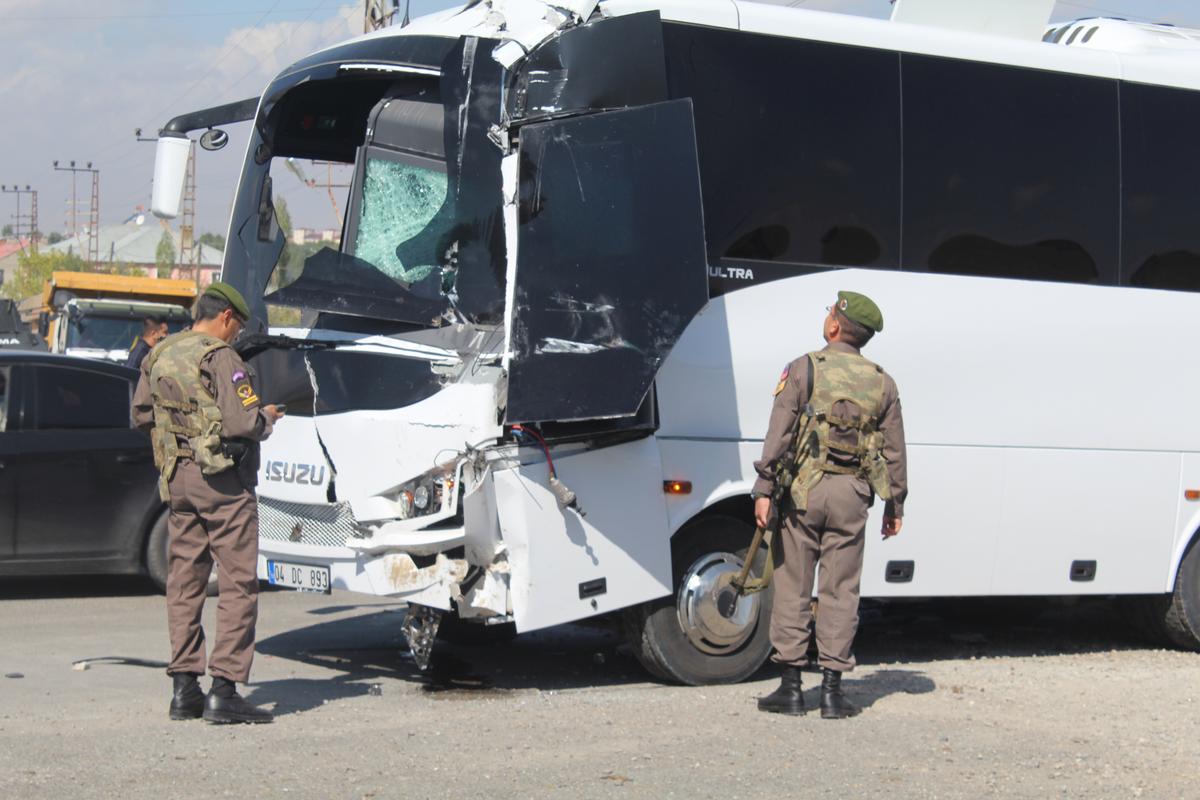 Ağrı'da feci kaza: 10 asker yaralı