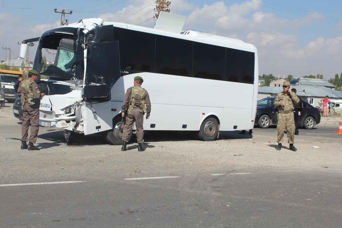 Ağrı'da feci kaza: 10 asker yaralı