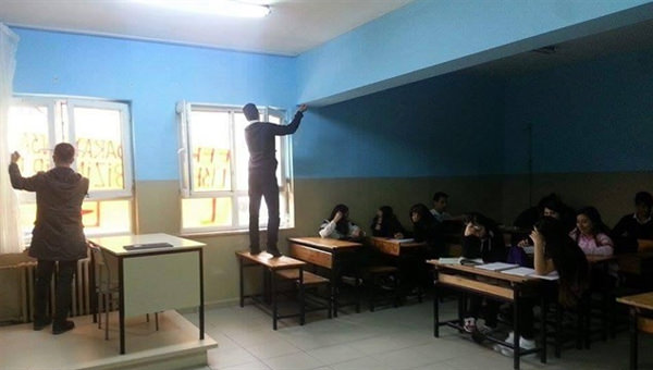 Teröristler İstanbul'da öğrencileri rehin aldı