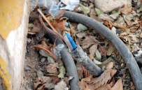 YAYA KALDIRIMI - Açık Elektrik Kabloları Tehlike Saçıyor