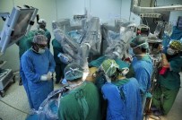 ROBOTİK CERRAHİ - Adana'da Robotik Cerrahi Yöntemi İle Mide Küçültme Ameliyatı Yapıldı