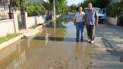 Burhaniye'de Patlayan Suya Vatandaş Tepkisi