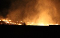 KAĞIT FABRİKASI - Elazığ'da Fabrika Arkasındaki Anız Yangını Korkuttu