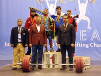 Halterde Madalya Yağmuru