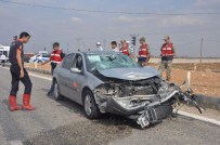 MEHMET PARLAK - Kahta İlçesinde Otomobil İle Motosiklet Çarpıştı Açıklaması 4 Yaralı