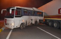 KUTSİ - Midibüs TIR'la Çarpıştı Açıklaması 5 Yaralı
