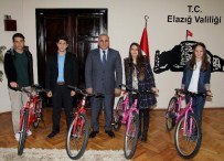 DÜNYA ÇOCUK GÜNÜ - Çocuk Hakları Kulübü Üyeleri Vali Zorluoğlu'nu Ziyaret Etti